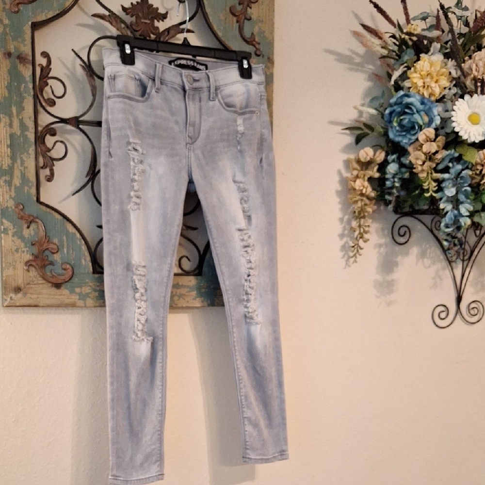 Express Light Gray Ripped Skinny Jeggings.  NWOT  Size 6
